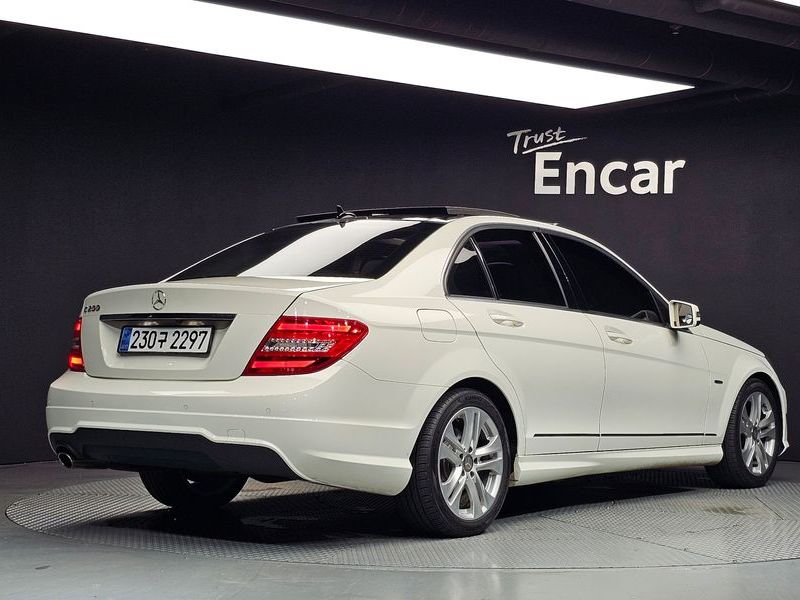 2012 Mercedes-Benz C-Class W204 C200 CGI AVANTGARDE photo 2
