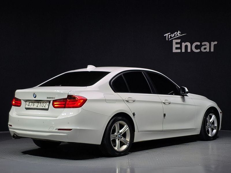 2014 BMW 3-Series 320i photo 2