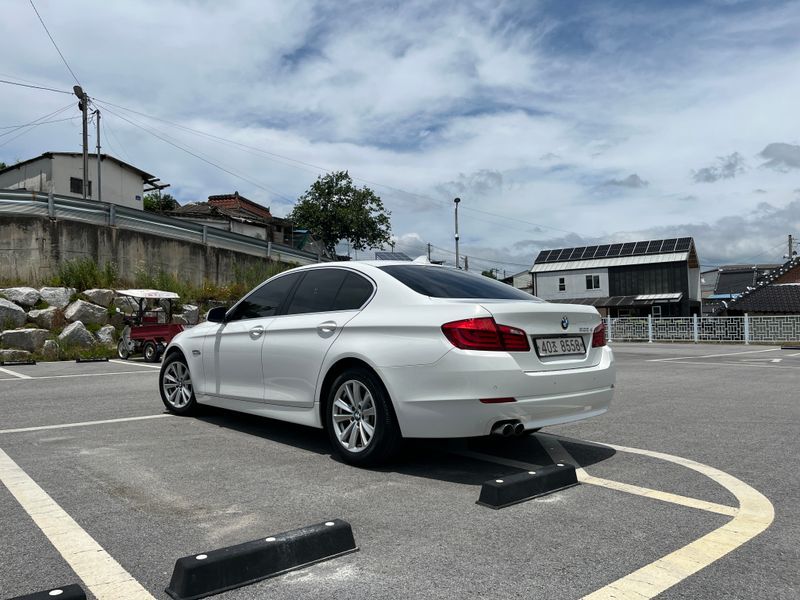2012 BMW 5-Series 520d photo 2