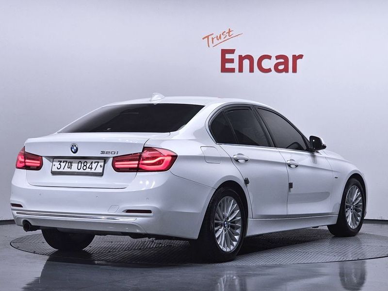 2016 BMW 3-Series 320i Luxury photo 2
