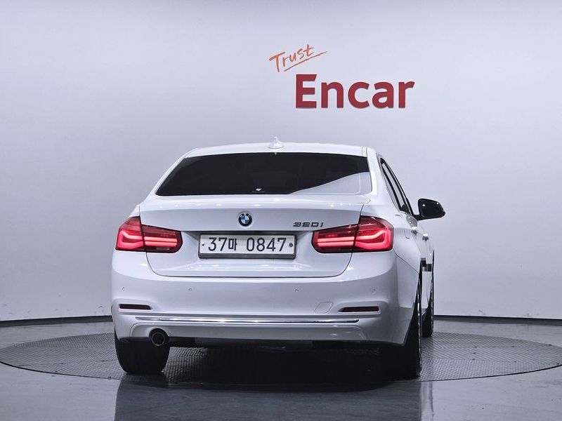 2016 BMW 3-Series 320i Luxury photo 4