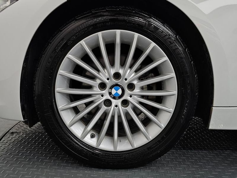 2016 BMW 3-Series 320i Luxury photo 5