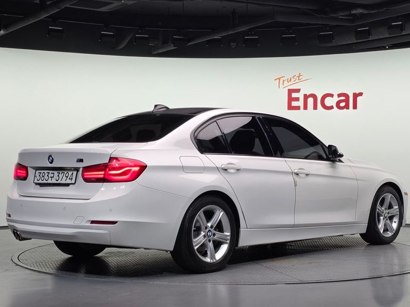 2017 BMW 3-Series 320i M Sport photo 2