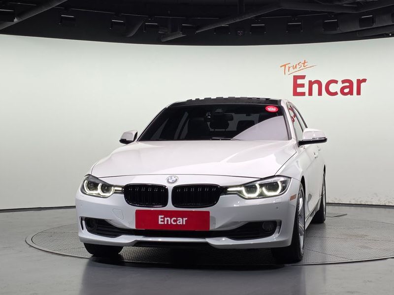 2017 BMW 3-Series 320i M Sport photo 3