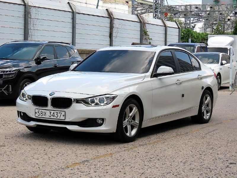 2012 BMW 3-Series 320i photo 2