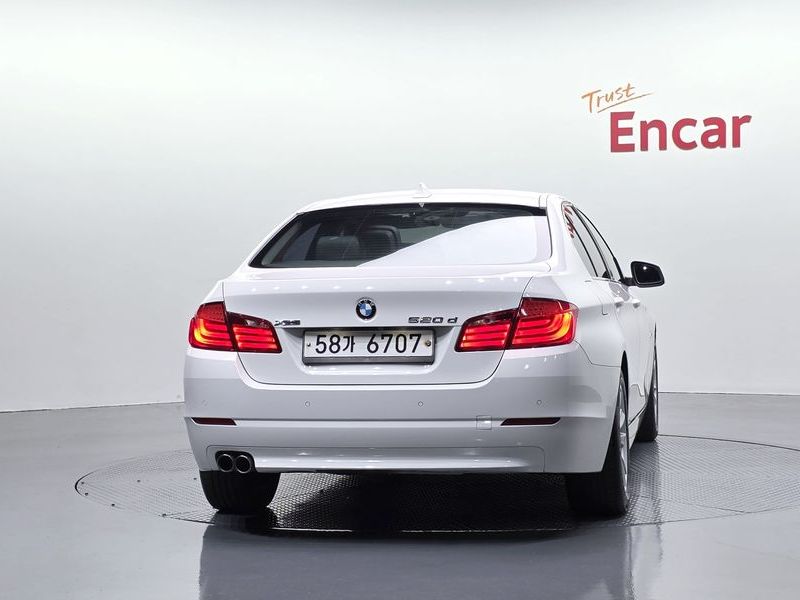 2013 BMW 5-Series 520d photo 4
