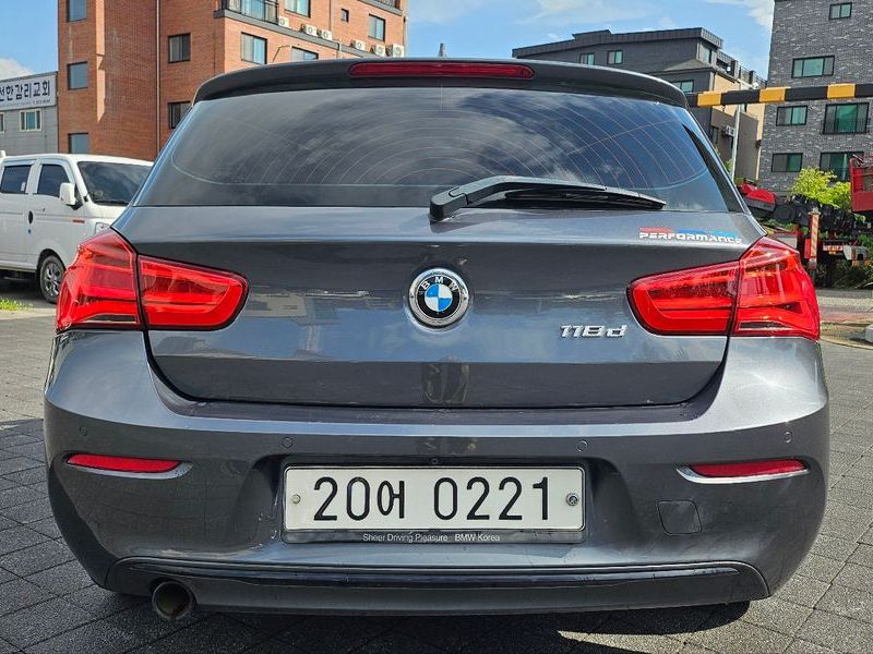 2016 BMW 1-Series 118d Sport 5Door photo 5
