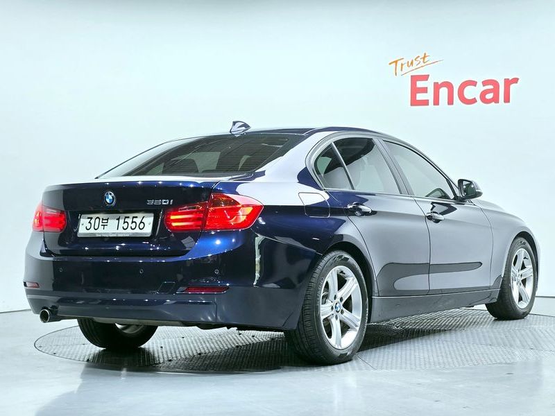2014 BMW 3-Series 320i photo 2