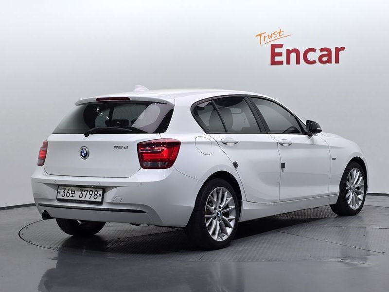 2015 BMW 1-Series 118d Sport 5Door photo 2