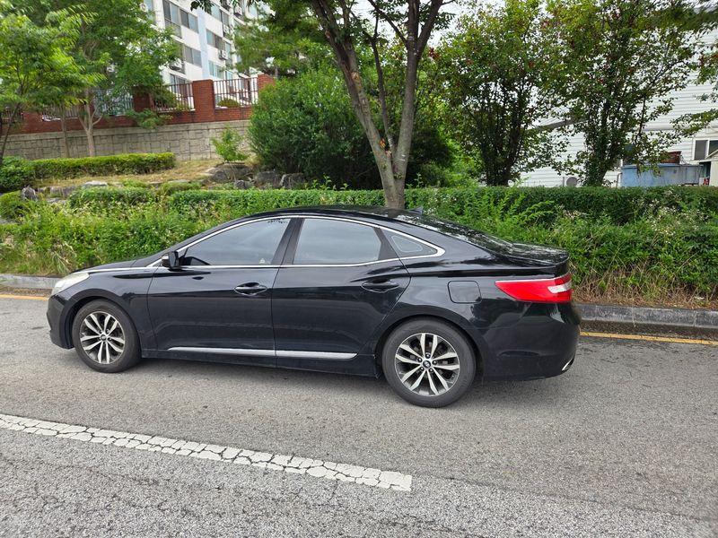 2012 Hyundai Grandeur HG HG240 Luxury photo 2