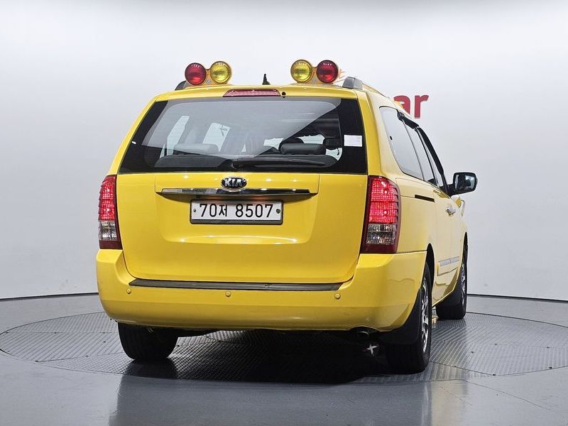 2014 Kia Canival School Bus photo 4