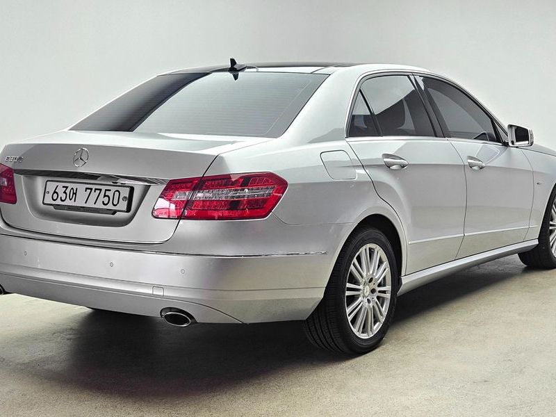 2012 Mercedes-Benz E-Class W212 E300 Elegance photo 2