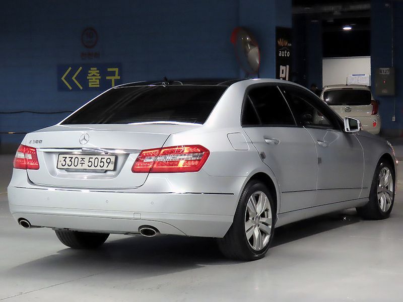 2013 Mercedes-Benz E-Class W212 E300 Elegance photo 2