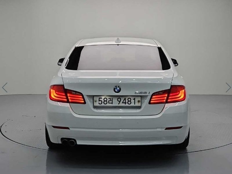 2012 BMW 5-Series 528i xDrive photo 3