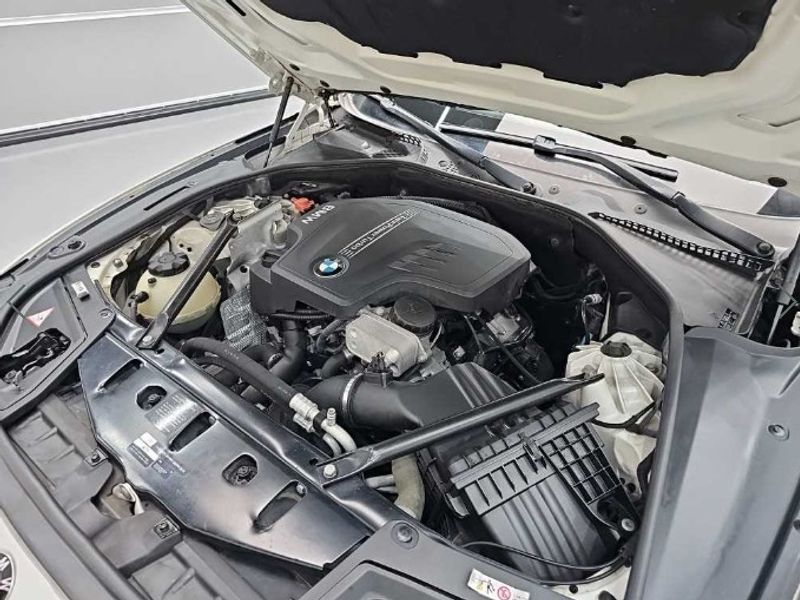 2012 BMW 5-Series 528i xDrive photo 5