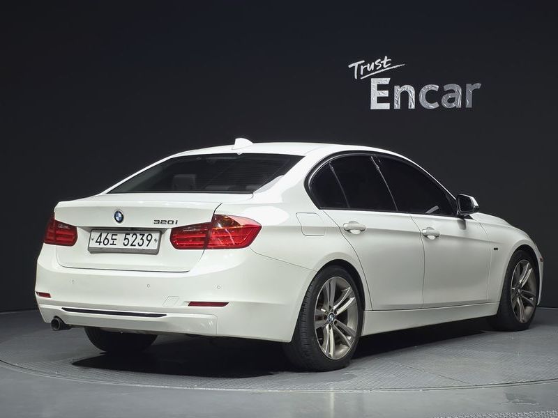 2012 BMW 3-Series 320i Sport photo 2