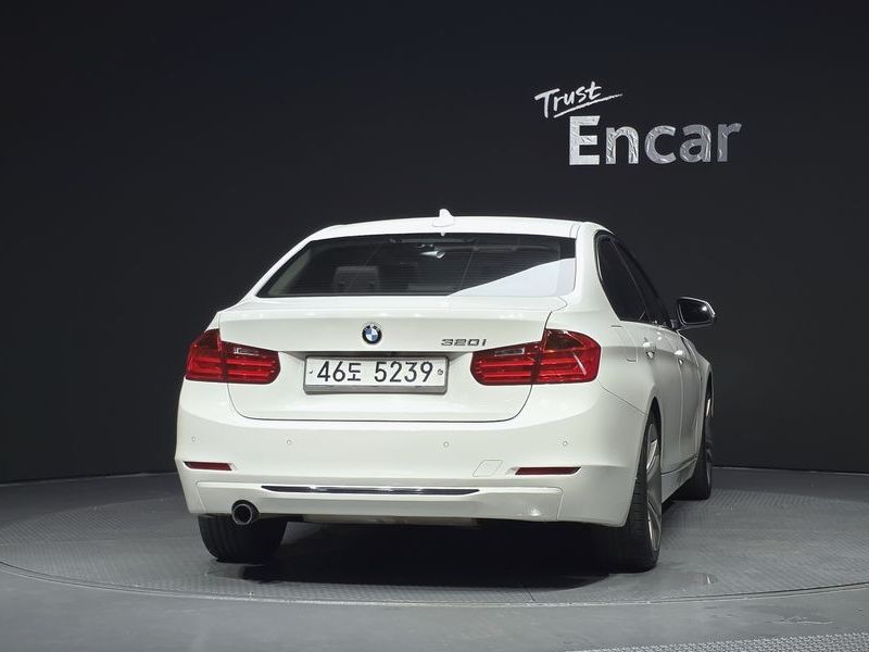 2012 BMW 3-Series 320i Sport photo 4