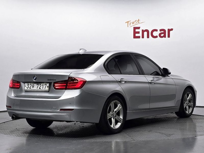 2013 BMW 3-Series 320i photo 2