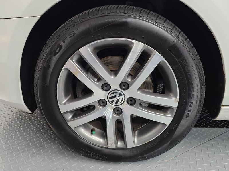 2012 Volkswagen Golf 6th Generation 1.6 TDI Blue Motion photo 5