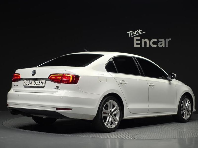 2015 Volkswagen Jetta 6th Generation 2.0 TDI BlueMotion Premium 6th photo 2