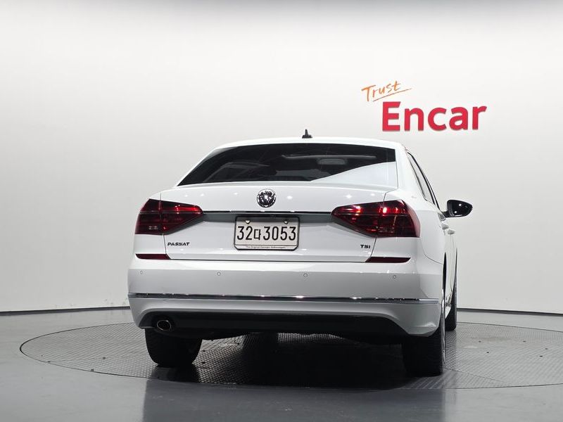2018 Volkswagen Passat B8 2.0 TSI B7 photo 4