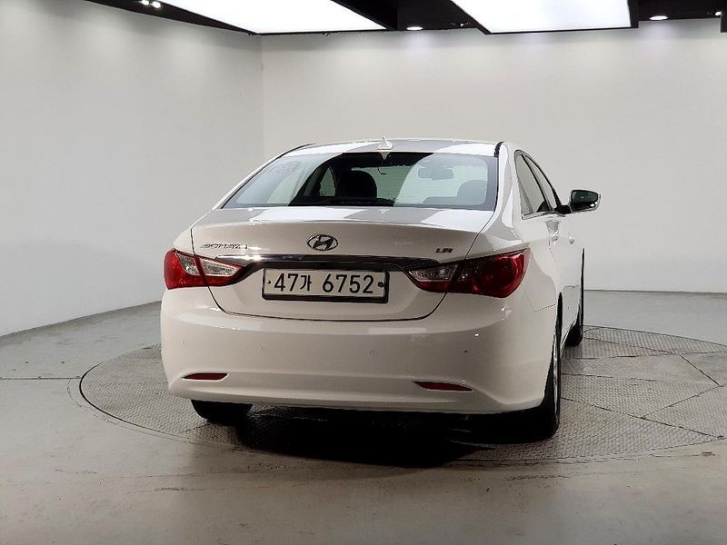 2012 Hyundai YF Sonata LPi Luxury photo 3