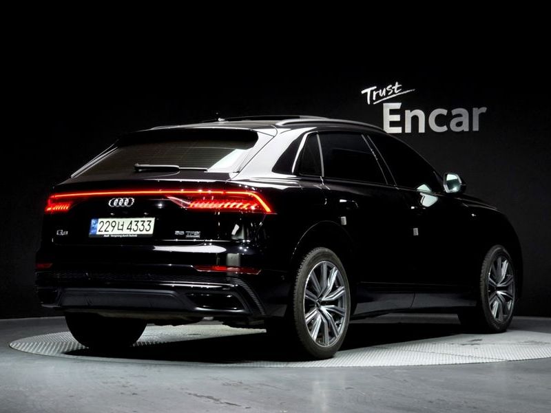 2021 Audi Q8 55 TFSI Quattro Premium photo 2