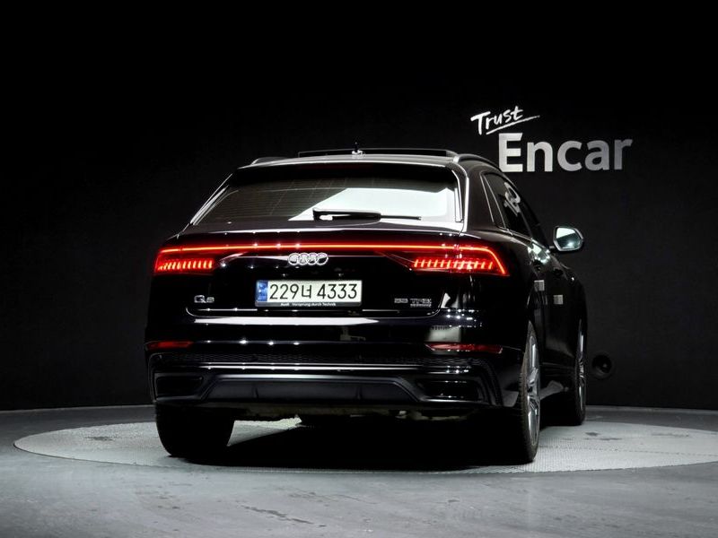 2021 Audi Q8 55 TFSI Quattro Premium photo 4