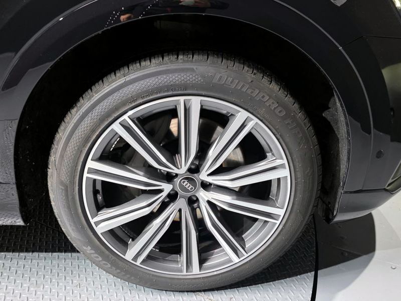 2021 Audi Q8 55 TFSI Quattro Premium photo 5