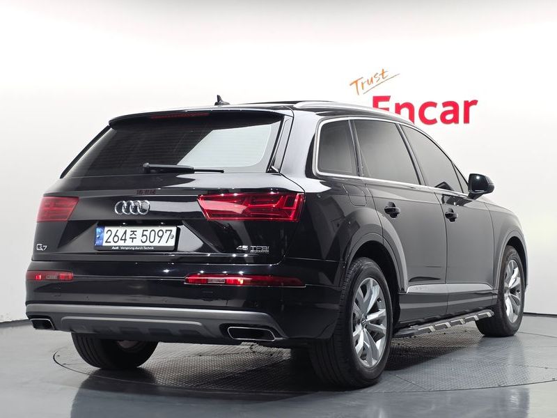 2019 Audi Q7 45 TFSI Quattro photo 2