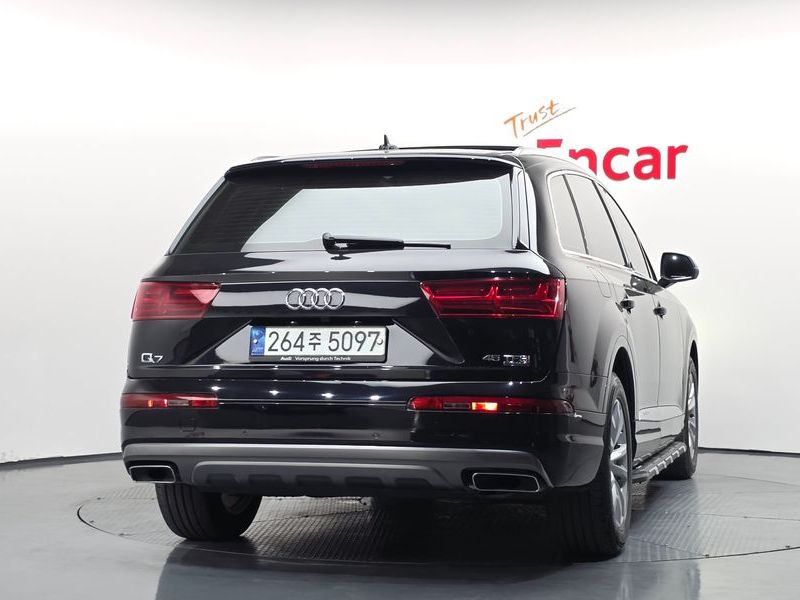 2019 Audi Q7 45 TFSI Quattro photo 4