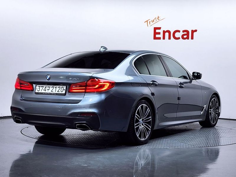 2019 BMW 5 Series 530i M Sport Package Plus photo 2