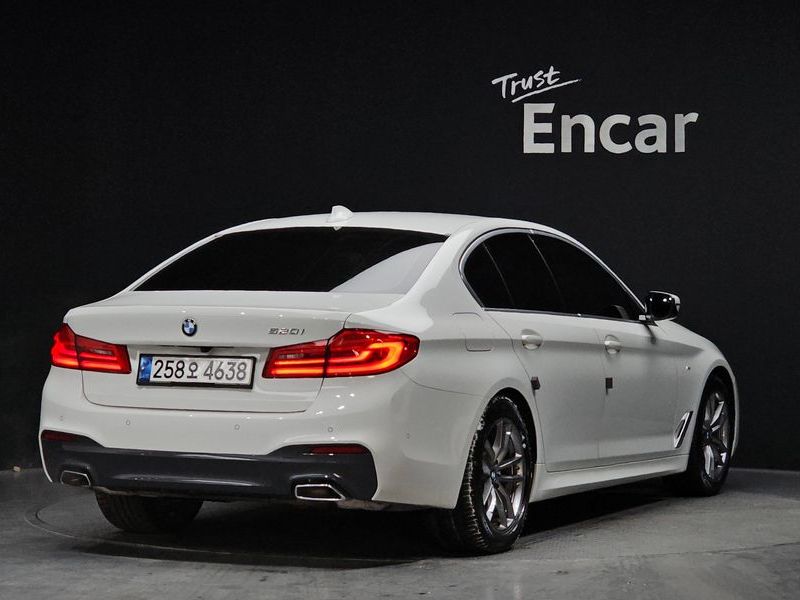 2020 BMW 5 Series 520i M Sport photo 2