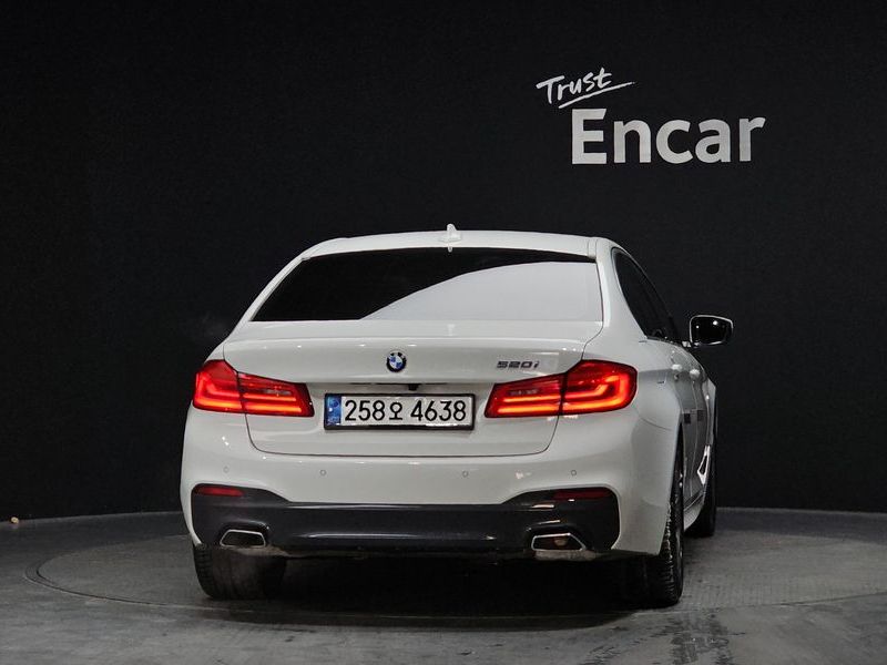 2020 BMW 5 Series 520i M Sport photo 4